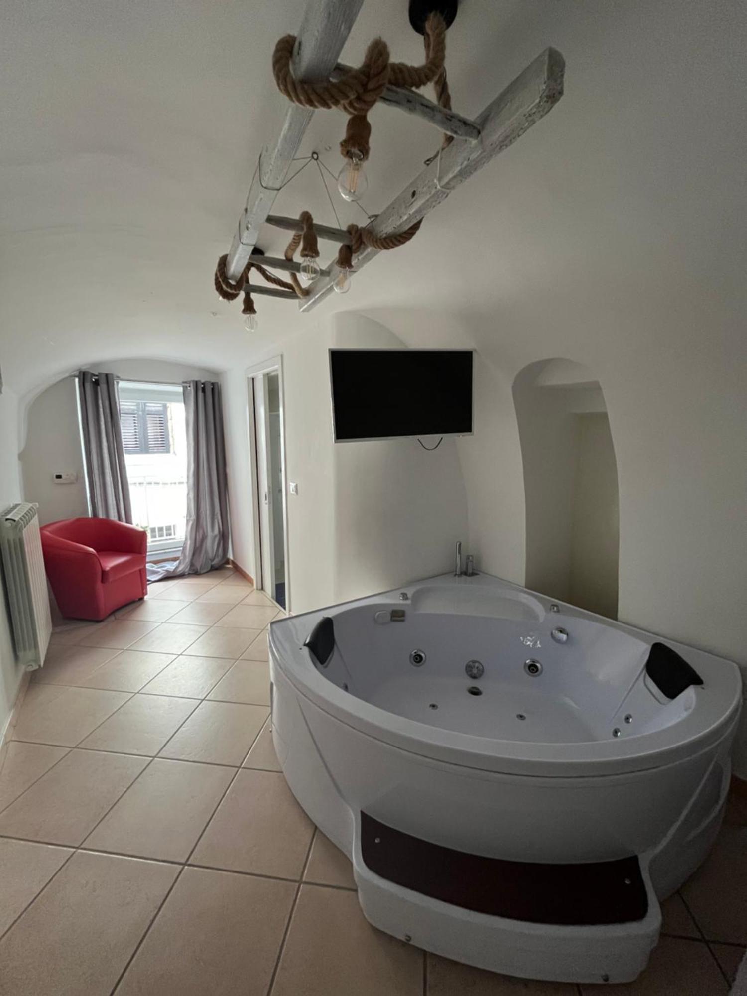 Ostuni 21Mqsuitehomes, Appartamento Con Mini Piscina Privata, Appartamenti Con Vasca Idromassaggio & Appartamenti Standard Eksteriør bilde