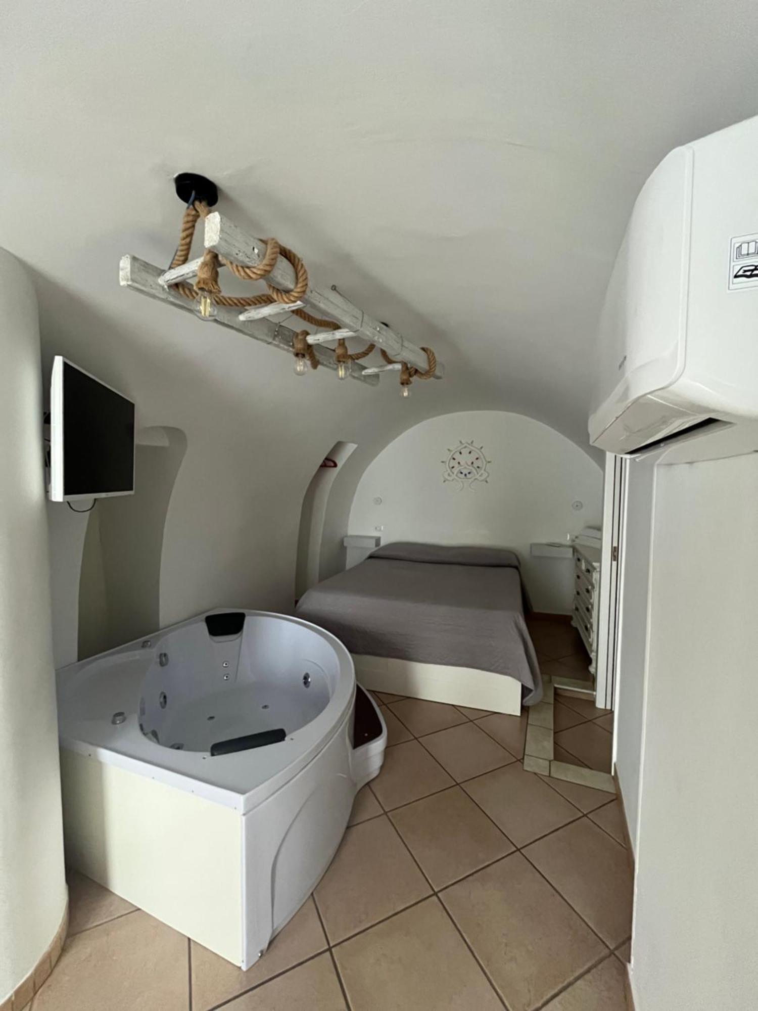 Ostuni 21Mqsuitehomes, Appartamento Con Mini Piscina Privata, Appartamenti Con Vasca Idromassaggio & Appartamenti Standard Eksteriør bilde